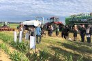 Insgesamt 25 Landwirte kamen auf dem Maisacker von Yari Schlembach in Aubstadt, um mehr über den Aufbau des Bodens und die Möglichkeiten zur Verbesserung der Bodenstruktur zu erfahren.
