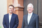 Manfred Stadler und Robert Bromma stehen vor dem Eingang des Amtes für Ländliche Entwicklung Unterfranken