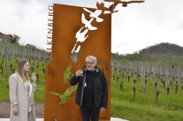 Zum Wohl auf die Kunst im Weinberg: Die designierte Donnersdorfer Weinprinzessin Emily Schärf und der Artdesigner Michael Ehlers erheben das Glas.