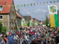 Die Hauptstraße durch Dingolshausen ist anlässlich der Veranstaltung „Spaßmeile“ mit Menschen gesäumt