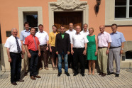 Gruppenfoto mit den Bürgermeistern der Kooperationsgemeinden vor Hauseingang