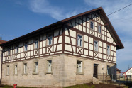 Bürgerhaus Neuses - langgestrecktes 2-geschossiges Haus mit Satteldach; Erdgeschoss aus Standstein; Obergeschoss und Giebel in Fachwerkbauweise