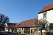 Hauszeile in einem Dorf, leer gefallenes eingeschossiges Wohnstallhaus mit Satteldach in der Mitte