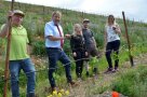 Zogen und ziehen gemeinsam an einem Strang für eine hohe Biodiversität im Weinberg: (von links) Ewald Neder, Jürgen Eisentraut, Anja Neder, Lorenz Neder und Dr. Beate Wende.