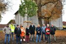 Rund um die Kirche von Ottelmannshausen soll künftig mehr Grün durchscheinen. Das ALE Unterfranken sorgte dafür, dass eine neue Dorflinde gepflanzt wurde.