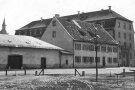 Das sogenannte Oberjägerhaus – hier in einer Aufnahme von 1963 – war ein zweigeschossiges Gebäude mit einem steilen fränkischen Dach. Ein niedrigerer Lagerschuppen befand sich daneben. Beide mussten einer Erweiterung der damaligen Flurbereinigungsdirektion weichen.