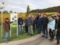 Der Örtlich Beauftragte erläutert den Studenten das Weinbergverfahren an einer Schautafel