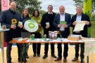 Zwei Frauen und vier Herren eröffneten offiziell den ersten regionalen Biomarkt in Würzburg.