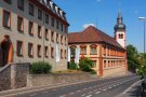 Farbenfroh und gepflegt präsentiert sich heute das Ensemble der historischen Gebäudesubstanz des Amtes für Ländliche Entwicklung Unterfranken an der Zeller Straße in Würzburg.