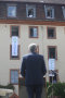 Ottmar Porzelt verabschiedet sich von den an den Fenstern stehenden Mitarbeitern. Am Gebäude hängen Banner mit der Aufschrift „Das ALE sagt Danke“ und „Alles Gute für die Zukunft“