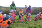 Die Vorzüge von Obst besangen die Mädchen und Jungen des Hendunger Kindergartens und gestikulierten kräftig im Einklang mit den vorgetragenen Texten.