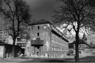 Ein historisches Bauwerk im recht desolaten Zustand und größtenteils verdeckt dahinter ein moderner Neubau – die Situation in der Zeller Straße 40 im Jahr 1969.