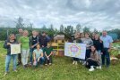 Die Beteiligten des Biodiversitätsprojekts auf dem Biohof Hartmann haben sich nach getaner Arbeit zum Erinnerungsfoto aufgereiht.