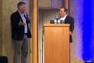 Bürgermeister Dieter Möring aus Aidhausen antwortet auf Fragen von Moderator Dr. Rudolf Neumaier.