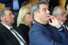 Gebannt hört Ministerpräsident Dr. Markus Söder, welche aktuelle Bilanz Ministerin Michaela Kaniber für die ländliche Entwicklung in Bayern zieht.