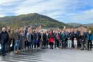 Erinnerungsfoto an das 20. unterfränkische ILE-Netzwerktreffen in Amorbach auf der Dachterrasse der „Alten Turnhalle“ vor der Kulisse der prächtigen ehemaligen Benediktinerabtei.