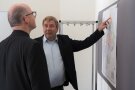 Amtsleiter Jürgen Eisentraut zeigt Bischof Dr. Franz Jung anhand der Unterfrankenkarte, wo seine Behörde zuständig ist.