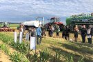 Insgesamt 25 Landwirte kamen auf dem Maisacker von Yari Schlembach in Aubstadt, um mehr über den Aufbau des Bodens und die Möglichkeiten zur Verbesserung der Bodenstruktur zu erfahren.