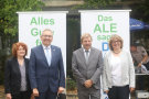 Ottmar Porzelt mit seinem Nachfolger Jürgen Eisentraut, begleitet von ihren Ehefrauen