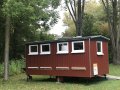 Ein ausrangierter Toilettenwagen wurde zum Bienenwagen umgebaut