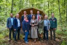 Erinnerungsfoto vor einem der Üchtelhäuser Waldmegaphone: (vorne von links) Bürgermeister Johannes Grebner, Projektleiter Johannes Krüger, Altbürgermeisterin Birgit Göbhardt, Staatsministerin Michaela Kaniber, ALE-Försterin Lia Stefke, örtlich Beauftragter Roland Schmitt und AELF-Forsten-Bereichsleiter Stephan Thierfelder; (hinten von links) Bezirksrat Stefan Funk, Landrat Florian Töpper und ALE-Leiter Jürgen Eisentraut.