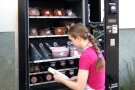 Die Metzgerei Schumacher in Remlingen verfügt vor dem Geschäft zusätzlich über einen Verkaufskühlautomaten.