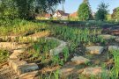 Das neue Lülsfelder Lilienfeld hilft auch, das Dorf (im Hintergrund) vor Hochwasser zu schützen.