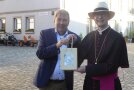 Der ALE-Amtsleiter überreicht dem Bischof als Dankeschön für seine Hilfe einen ALE-Jubiläumswein.