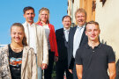 Die neuen Auszubildenden Elisa Nötscher und David Fischer im Gruppenbild mit Florian Schmitt, Annett Schölch, Otto Waldmann und Jürgen Eisentraut vor dem Dienstgebäude