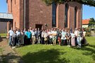 Gruppenbild vor einer ehemaligen Synagoge.