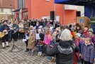 Kinder brachten dem Landesvater auf dem Retzstadter Rathausplatz ein Ständchen.