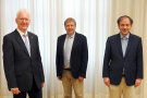 Robert Bromma, Jürgen Eisentraut und Otto Waldmann stehen mit gebotenem Abstand im Büro