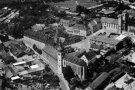 Luftaufnahme des oberen Teils des Würzburger Mainviertels. Sie stammt von 1958. Im rückwärtigen Bereich der Zeller Straße in Richtung Schottenanger fehlt die rund zehn Jahre später erfolgte Bebauung im Stil der neuen Zeit. Die Türme der Don-Bosco-Kirche haben auch noch keine Spitzen.