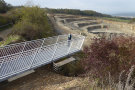 Auf einer Aussichtsplattform eröffnet sich der Blick in einen Steinbruch