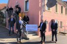 Als überdimensionalen Scheck hat Jürgen Eisentraut, Leiter des Amtes für Ländliche Entwicklung Unterfranken, den Förderbescheid für die Umgestaltung des ehemaligen Gasthauses „Krone“ zum Bürger- und Kulturzentrum im Bad Kissinger Stadtteil Reiterswiesen an Oberbürgermeister Dr. Dirk Vogel im Beisein von Vertreterinnen und Vertretern der Ortsvereine und der Stadtverwaltung übergeben.