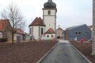 Kirche, alte Schule und neues Dorfgemeinschaftshaus bilden ein geschlossenes Ensemble. Dazu gehört auch ein neu gestalteter Kinderspielplatz.