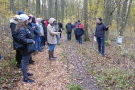 Der Vorsitzende der Teilnehmergemeinschaft Johannes Krüger erläutert den zahlreichen Gästen an einer der zahlreichen Infostationen den Waldlehrpfad 