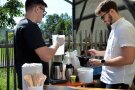 Zwei junge Männer betätigten sich als Barrista und bereiteten frischen Filterkaffee aus Bühners Rösterei zu.