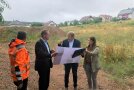 ALE-Leiter Jürgen Eisentraut, Oberthulbas Bürgermeister Mario Götz sowie zwei Mitglieder seiner Verwaltung orientieren sich anhand eines Planentwurfs, wo auf dem Baugelände bislang was zu errichten vorgesehen war.