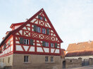Fachwerkhaus mit hohem Giebel von unten