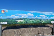 Eine beschriftete Schautafel auf der Aussichtsplattform der Reichelsburg verrät, welche Orte und Erhebungen in der Umgebung zu sehen sind