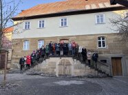 Mehrere Personen sind für ein Gruppenbild aufgestellt.