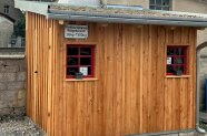 Mit Holz ist das Hohestadter Waaghäusle verkleidet. Nach der Sanierung ist ihm sein Alter von rund 100 Jahren nicht anzusehen.