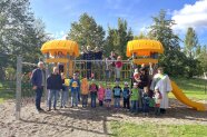 Das Bild zeigt mehrere Personen am neu gestalteten Spielplatz in Stöckach.