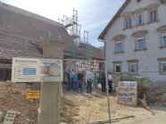 Mehrere Personen besichtigen ein Modellprojekt. Eine Baustelle.