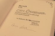 Der Eintrag anlässlich von Cem Özdemirs Sommerreise 2023 im Goldenen Buch der Gemeinde Euerbach.