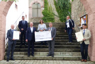 Jürgen Eisentraut übergibt Urkunde und Scheck des Staatspreises an Bürgermeister Karl Gerhard. Mit dabei sind MdL Kerstin Celina, Thorsten Schwab, Melanie Eisner vom Planungsbüro Klärle, Robert Bromma und Andreas Kaiser vom Amt für Ländliche Entwicklung Unterfranken