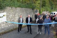 Drei Männer und eine Frau durchschneiden mit Scheren ein blaues Band und geben somit den Zeller Geschichtsweg frei. Hinter ihnen warten schon viele Interessierte, nun loswandern zu können.
