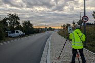 Bild zeigt Mitarbeiter Jakob beim Außendienst mit einem Messgerät.