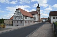 Dorfgemeinschaftshaus und Pfarrkirche an der Esselbacher Hauptstraße.